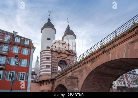 Bruckentor (porte-pont) et Old Bridge (Alte Brucke) - Heidelberg, Allemagne Banque D'Images