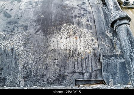 Les patrons de la surface métallique corrodée d'une locomotive ancienne Banque D'Images