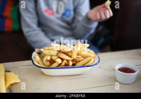 Bol de frites fraîches et trempette Banque D'Images