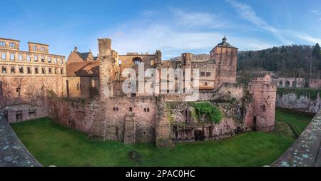 Vue panoramique sur les ruines du château de Heidelberg avec l'aile anglaise, le bâtiment de la bibliothèque, l'aile Ruprecht et la tour de la porte - Heidelberg, Allemagne Banque D'Images