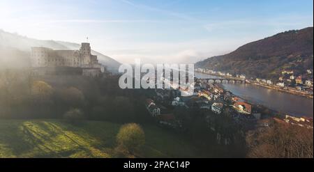 Vue panoramique aérienne de la vieille ville avec le château de Heidelberg et le vieux pont (Alte Brucke) - Heidelberg, Allemagne Banque D'Images