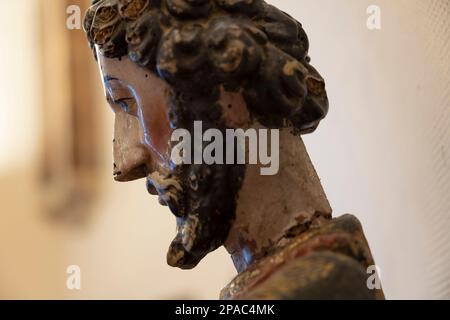 Figure polychrome de San Roque exposée à El Museo de los Caminos dans le Palais épiscopal d'Astorga, Leon, Espagne. Le musée, le long du Camino FRA Banque D'Images