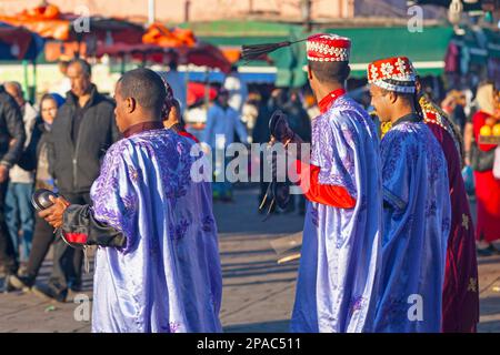 Marrakech, Maroc - 28 janvier 2019: Groupe de musiciens en costume traditionnel jouant des krakebs sur la place Djemaa El Fna. Banque D'Images