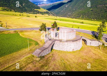 Sanctuaire militaire de Reschenpass dans le village de Burgeis vue aérienne, région du Trentin-Haut-Adige en Italie Banque D'Images