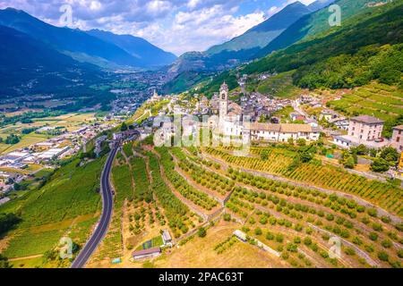 Village de Poggiridenti vue aérienne, province de Sondrio, Alpes Dolomites, Italie Banque D'Images