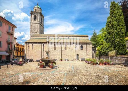 Place de l'église de Bellagio, vue pittoresque sur l'architecture, lac de Côme, région Lombardie d'Italie Banque D'Images