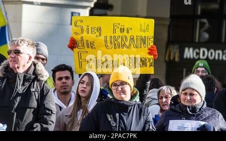 Munich, Bavière, Allemagne. 11th mars 2023. Alors que la Russie livre des villes à travers l'Ukraine avec des vagues de missiles hypersoniques, des Ukrainiens et des Allemands à Munich, l'Allemagne a fait des demandes pour la paix et le retrait immédiat de la Russie du territoire ukrainien. Les participants ont également remercié l'Allemagne et l'alliance pour le soutien aux réfugiés ukrainiens, l'aide humanitaire à ceux qui se trouvent en Ukraine et pour les armes défensives. (Credit image: © Sachelle Babbar/ZUMA Press Wire) USAGE ÉDITORIAL SEULEMENT! Non destiné À un usage commercial ! Banque D'Images