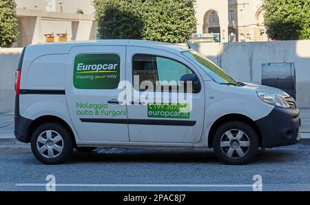 Milan, Italie - 04 février 2018: Europcar international société de location de voitures mini wan à l'extérieur dans le centre urbain de Milan en Italie debout sur un stre Banque D'Images