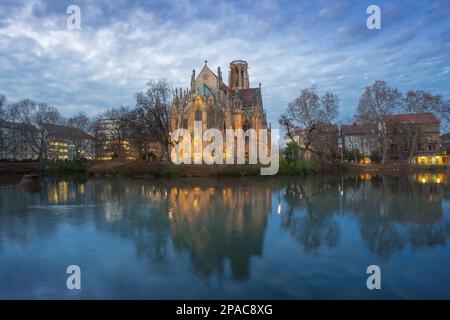 St. éclairé Eglise Jean (Johanneskirche) au lac Feuersee - Stuttgart, Allemagne Banque D'Images