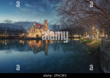 St. L'église de Jean (Johanneskirche) et le lac Feuersee la nuit - Stuttgart, Allemagne Banque D'Images