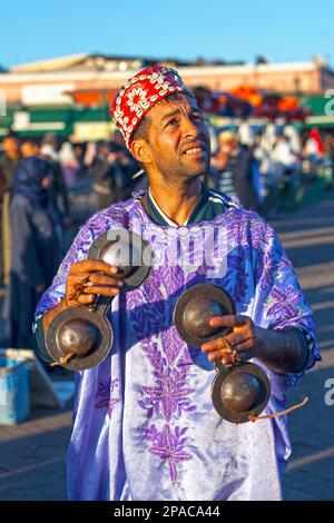 Marrakech, Maroc - janvier 28 2019 : musicien en costume traditionnel jouant avec une paire de Krakebs sur la place Djemaa El Fna. Banque D'Images