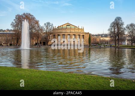 Opéra de Stuttgart (Staatstheater) et lac Eckensee - Stuttgart, Allemagne Banque D'Images