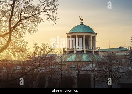 Kunstgebaude Art Building dôme et cerf doré au coucher du soleil - Stuttgart, Allemagne Banque D'Images