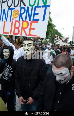 Paris, France, foule jeunes protestant contre les lois de l'Internet, A.C.T.A., Anonymous International hackers Groupe Teens portant Guy Fawkes masque marchant avec des signes de protestation, activistes jeunes Banque D'Images