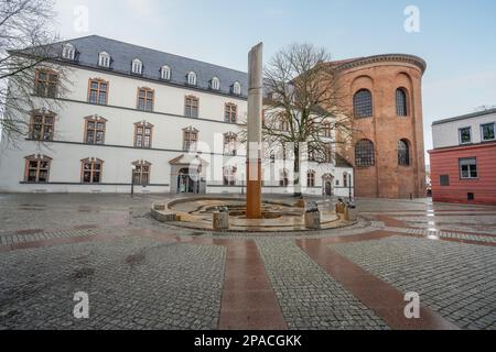 Willy-Brandt-Platz avec fontaine de l'horloge (Wasseruhrbrunnen), Palais électoral et Aula Palatina (Basilique de Constantine) - Trèves, Allemagne Banque D'Images