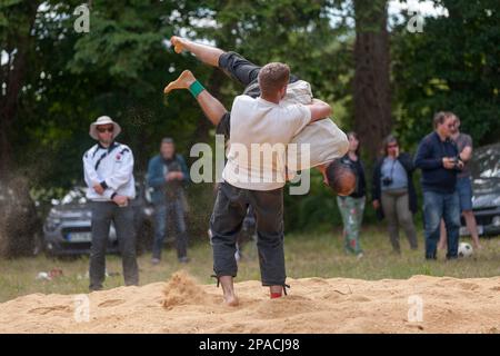 Pleyber-Christ, France - 29 mai 2022 : deux lutteurs bretons (gouren) lors d'un match sur la sciure. Banque D'Images