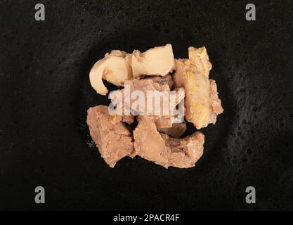 Gros plan sur le foie de morue, poisson gras oméga-3 nourriture, Macro repas de fruits de mer sain détaillé, foie de morue sur fond de plaque noire Banque D'Images