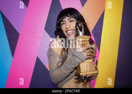 La chanteuse suédoise Lorée (Lorine Talhaoui) célèbre avec le trophée après avoir remporté le concours de chansons Melodifestivalen avec sa chanson 'Tattoo' chez ses amis A. Banque D'Images