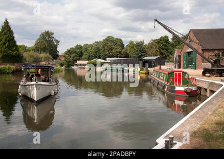 Canal de navigation de Wey à Dapdune Wharf (National Trust), nr Guildford, Surrey, Angleterre Banque D'Images