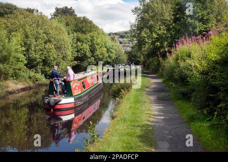 Bateaux sur le canal étroit de Huddersfield Marsden jusqu'à Slaithwaite End, West Yorkshire Banque D'Images