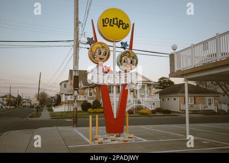 Lollipop Motel panneau vintage au coucher du soleil, North Wildwood, New Jersey Banque D'Images