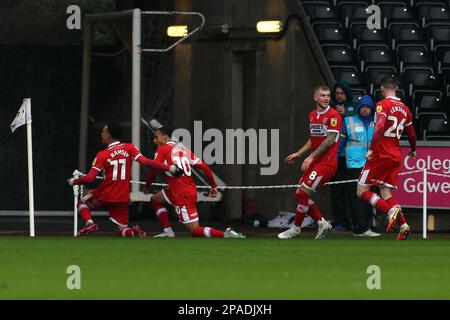 Swansea, Royaume-Uni. 11th mars 2023. Cameron Archer, de Middlesbrough (10), célèbre avec ses coéquipiers après avoir atteint le but 2nd de ses équipes. Match de championnat EFL Skybet, Swansea City v Middlesbrough au stade Swansea.com de Swansea, pays de Galles, le samedi 11th mars 2023. Cette image ne peut être utilisée qu'à des fins éditoriales. Utilisation éditoriale uniquement, licence requise pour une utilisation commerciale. Aucune utilisation dans les Paris, les jeux ou les publications d'un seul club/ligue/joueur. photo par Lewis Mitchell/Andrew Orchard sports photographie/Alamy Live News crédit: Andrew Orchard sports photographie/Alamy Live News Banque D'Images