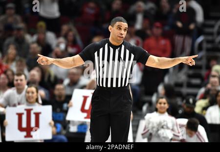 Chicago, Illinois, États-Unis. 11th mars 2023. Arbitre signale un appel lors de la ronde semi-finale du tournoi de basketball masculin de la NCAA Big Ten Conference au United Center de Chicago, Illinois. Dean Reid/CSM/Alamy Live News Banque D'Images