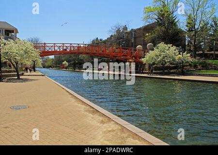 Promenade sur les canaux au printemps le long du canal central dans le parc national de White River, dans le centre-ville d'Indianapolis, Indiana, États-Unis. Banque D'Images