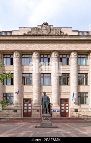 Chisinau, Moldova - 26 juin 2018 : statue de Vasile Alecsandri devant la Bibliothèque nationale de Moldova. Banque D'Images