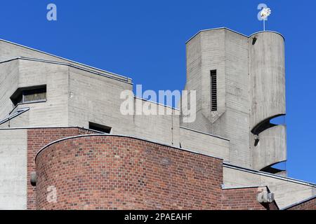 Cologne, Allemagne 25 août 2022: L'église paroissiale moderne Christi Auferstelung à Cologne Lindenthal Banque D'Images