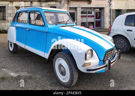 Huelgoat, France - 19 décembre 2020: La Citroën 2CV (Français: Deux chevaux) est une voiture économique introduite au mondial de l'automobile et Paris 1948 Banque D'Images