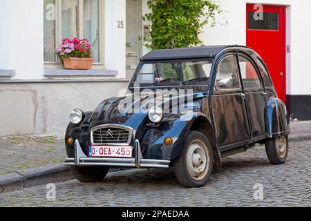 Bruxelles, Belgique - 03 juillet 2019 : la Citroën 2CV (Français : deux chevaux) est une voiture économique introduite au mondial de l'automobile et ma de Paris en 1948 Banque D'Images