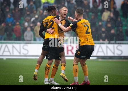 Newport, Royaume-Uni. 11th mars 2023. Les joueurs du comté de Newport fêtent leur but de 1st, un but propre par le défenseur de la ville de Bradford Liam Ridehalgh (pas en photo) après un coup de pied gratuit pris par Mickey Demetriou du comté de Newport (c). EFL football League Two Match, Newport County / Bradford City à Rodney Parade à Newport, pays de Galles, le samedi 11th mars 2023. Cette image ne peut être utilisée qu'à des fins éditoriales. Usage éditorial exclusif, photo par crédit : Andrew Orchard sports Photography/Alay Live News Banque D'Images