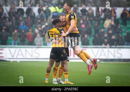 Newport, Royaume-Uni. 11th mars 2023. Les joueurs du comté de Newport fêtent leur but de 1st, un but propre par le défenseur de la ville de Bradford Liam Ridehalgh (pas en photo) après un coup de pied gratuit pris par Mickey Demetriou du comté de Newport (c). EFL football League Two Match, Newport County / Bradford City à Rodney Parade à Newport, pays de Galles, le samedi 11th mars 2023. Cette image ne peut être utilisée qu'à des fins éditoriales. Usage éditorial exclusif, photo par crédit : Andrew Orchard sports Photography/Alay Live News Banque D'Images