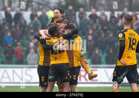 Newport, Royaume-Uni. 11th mars 2023. Les joueurs du comté de Newport fêtent leur but de 1st, un but propre par le défenseur de la ville de Bradford Liam Ridehalgh (pas en photo) après un coup de pied gratuit pris par Mickey Demetriou du comté de Newport (c). EFL football League Two Match, Newport County / Bradford City à Rodney Parade à Newport, pays de Galles, le samedi 11th mars 2023. Cette image ne peut être utilisée qu'à des fins éditoriales. Usage éditorial exclusif, photo par crédit : Andrew Orchard sports Photography/Alay Live News Banque D'Images