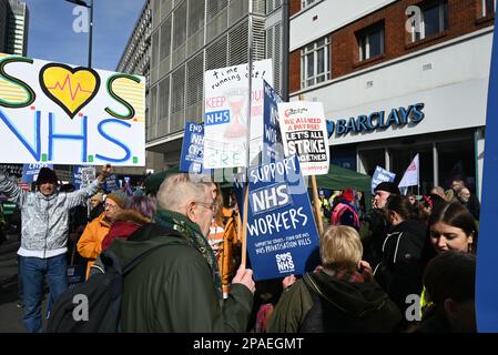 Des milliers de militants ont défilé aujourd'hui dans le centre de Londres jusqu'à Whitehall pour protester contre les pénuries de financement du NHS, qui ont souffert de la pire crise jamais survenue. Des manifestants portant des pancartes rassemblées dans le centre de Londres pour soutenir la résolution de la crise dans le NHS. De nombreux manifestants craignent que le NHS ne soit progressivement transformé en un US - style service de santé privé .les médecins juniors commenceront une grève de trois jours lundi pour exiger des augmentations de salaire . 500 décès évitables chaque semaine pourraient être sauvés par le financement gouvernemental du NHS , le personnel n'a jamais vu une telle crise et souffre d'un moral bas .. Banque D'Images