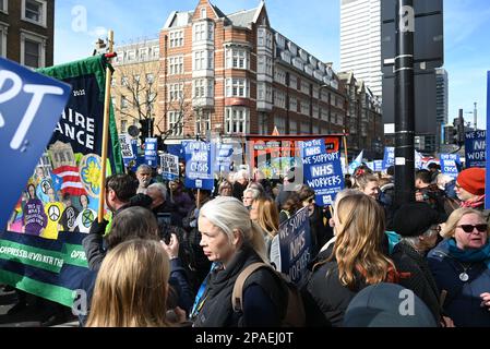 Des milliers de militants ont défilé aujourd'hui dans le centre de Londres jusqu'à Whitehall pour protester contre les pénuries de financement du NHS, qui ont souffert de la pire crise jamais survenue. Des manifestants portant des pancartes rassemblées dans le centre de Londres pour soutenir la résolution de la crise dans le NHS. De nombreux manifestants craignent que le NHS ne soit progressivement transformé en un US - style service de santé privé .les médecins juniors commenceront une grève de trois jours lundi pour exiger des augmentations de salaire . 500 décès évitables chaque semaine pourraient être sauvés par le financement gouvernemental du NHS , le personnel n'a jamais vu une telle crise et souffre d'un moral bas .. Banque D'Images