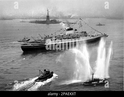 1953 , NEW YORK , Etats-Unis : le SS Andrea Doria arrive à New York après est le premier voyage record . Le Andrea Doria était un paquebot pour la ligne italienne (Societa' di navigazione Italia), porté à Gênes, Italie . Il porte le nom de l'amiral génoise Andrea Doria datant du 16th siècle. Lancé sur 16 juin 1951, le navire a entrepris son premier voyage sur 14 janvier 1953 . Sur 25 juillet 1956, tout en naviguant au large de Nantucket, Massachusetts en direction de New York, la Andrea Doria a fait une collision avec le SS Stockholm, en direction est, de la ligne américano-suédoise, dans ce qui devait devenir l'une des plus grandes familles de l'histoire Banque D'Images