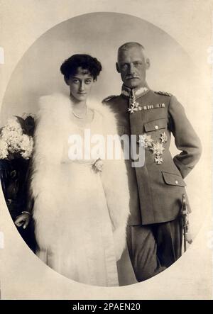 1921 , 7 avril , Munchen , Bavière : le Kronprinz RUPPRECHT Von BAYERN ( Wittelsbach de Bavière , 1869 - 1955 ) avec femme princesse ANTOINETTE Von LUXEMBOURG de Nassau Weilburg ( 1899 - 1954 ), la quatrième fille de Guillaume IV, Grand-Duc de Luxembourg, Qui régna entre 1905 et 1912, et Marie Anne, princesse de la Maison portugaise de Braganza. Ses grands-parents maternels étaient Miguel du Portugal et Adélaïde de Lowenstein Wertheim-Rosenberg . Elle était la plus jeune sœur de deux grandes Duchesses successives : Marie-Adélaïde et Charlotte . Photo de Elvira , Munchen . Rupprecht est né en Banque D'Images