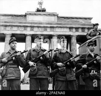 1961 , BERLIN , ALLEMAGNE : les forces armées de LA RÉPUBLIQUE DÉMOCRATIQUE ALLEMANDE sont garantes de la préservation de la paix . Le gouvernement a agacé le 13 août 1961 , les membres des Forces populaires nationales , la milice et la police populaire se tiennent sur la garde aux frontières de Berlin démocratique . Dans cette photo, les camrades de la milice populaire protègent la frontière de Berlin démocratique en face du célèbre monument de Berlin la PORTE DE BRANDEBOURG - BERLINO - ITALIA - FOTO STORICHE - HISTOIRE - GEOGRAFIA - GÉOGRAPHIE - ARCHITETURA - ARCHITECTURE - PIAZZA - PORTA DI BRANDENBURGO - REPUB Banque D'Images