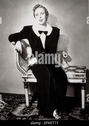 1933 ca : la femme italienne Elena CANINO ( née Elena ZegRETTI , Roma 1898 - 1957 ) , mariée avec l'architecte Marcello Canino . Traslator de Fitz Gibbon , Kenneth Walker et Robert Nathan . L'ami de Leo Longanesi , a écrit pour le magazine fasciste il BORGHESE et pour Longanesi Editore a publi les livres LA VERA SIGNORA ( 1952 ) et CLOTILDE FRA LE DUE GUERRE ( Journal de 1915 à 1943 ) . Photo de Ghitta Carel , Roma - SCRITTORE - SCRITTRICE - LETTERATURA - LITTÉRATURE - letterato - ROMANZO - romance - ANNI '30 - 30's - TRENTA - SCRITTORE ---- ARCHIVIO GBB Banque D'Images
