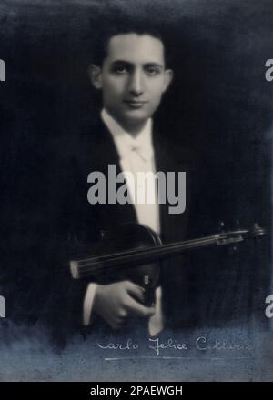 1920 CA , Bologne , Italie : le célèbre violoniste argentin CARLO FELICE CILLARIO ( né à San Rafael , Mendoza 1915 ). Étudiant au Bologna Conservatorio musicale . Retourné en Argentine comme chef de musique de l'orchestre de Tucuman et pour l'Orchestre Sinfonica Nazionale de Buenos Aires . De 1959 à 1964 chef d'orchestre de l'Orchestre dell ' Angelico à Milan et directeur nommé de l'Opéra Théâtre à Sidney - DIRETTORE d'ORCHESTRA - VIOLINO - VIOLINISTA - COMPOSITORE - MUSICA - portrait - ritratto - Bow tie - Cravatta - papillo - MUSICA CLASSICA - CLASSIQUE - OPÉRA ------ ARC Banque D'Images