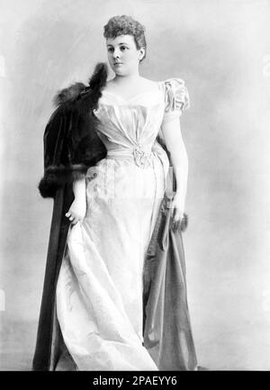 1890 ca : la duchesse de LA ROCHEFOUCAULD (née Mattie Elizabeth MITCHELL , 28 août 1866 à Portland, Multnomah Cty, OR - 21 février 1933 à la Rochefoucauld Château, Charente, Limousin, FRANCE ) , marié le 11 février 1892 à l'église Sainte CLOTHILDE à Paris avec le duc François XVI Alfred Gaston DE LA ROCHEFOUCAULD ( 1853 à Paris, FRANCE - 1925 à Monaco ) . Mattie était la fille du sénateur John H. Mitchell de l'Oregon ( 1835 - 1905 ) , États-Unis , et a pris avec ses 300 000 dollars . De ce mariage naît le duc François XVII DE LA ROCHEFOUCAULD (1905 à Paris - 1909 à pari Banque D'Images