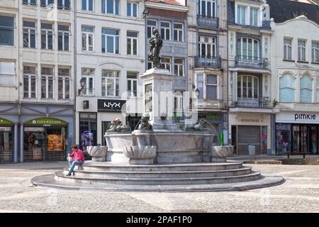 Liège, Belgique - 27 août 2017 : la fontaine de la Vierge (fontaine de la Vierge) au milieu de la rue Vinâve d'Île. C'était originall Banque D'Images