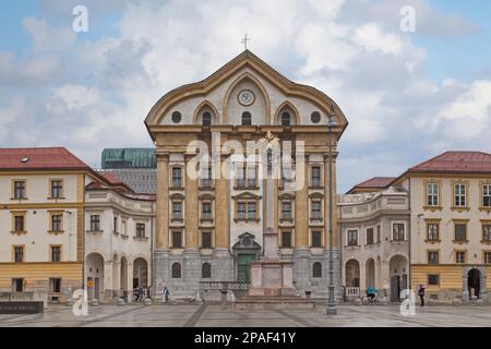 Ljubljana, Slovénie - 09 avril 2019 : l'église Ursuline de la Sainte Trinité (slovène : Ursulinska cerkev svete Trojice), officiellement Sainte Trinité de Paris Banque D'Images