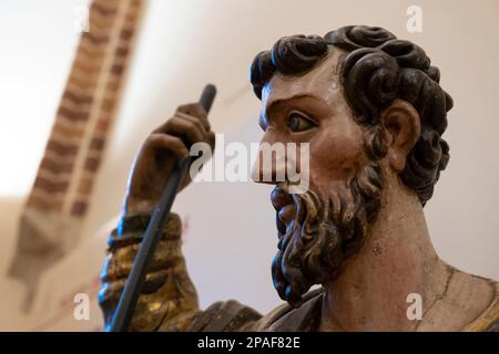 Figure polychrome de San Roque exposée à El Museo de los Caminos dans le Palais épiscopal d'Astorga, Leon, Espagne. Le musée, le long du Camino FRA Banque D'Images