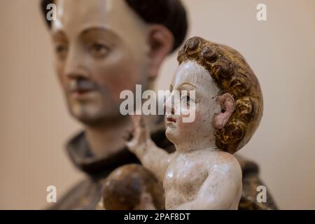 Figure polychrome de Saint Anthony de Padoue tenant le bébé Jésus exposé à El Museo de los Caminos dans le Palais épiscopal d'Astorga, Leon, S Banque D'Images