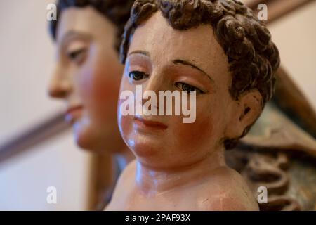 Détail d'une figure polychrome de la Vierge à l'enfant exposée à El Museo de los Caminos dans le Palais épiscopal d'Astorga, Leon, Espagne. Le museu Banque D'Images