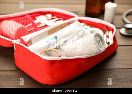 Trousse de premiers soins sur table en bois, gros plan Banque D'Images