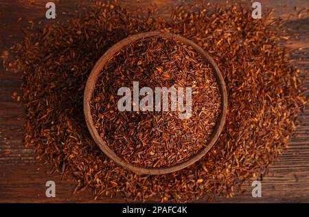 Sécher les feuilles de rooibos sur une table en bois, à plat Banque D'Images